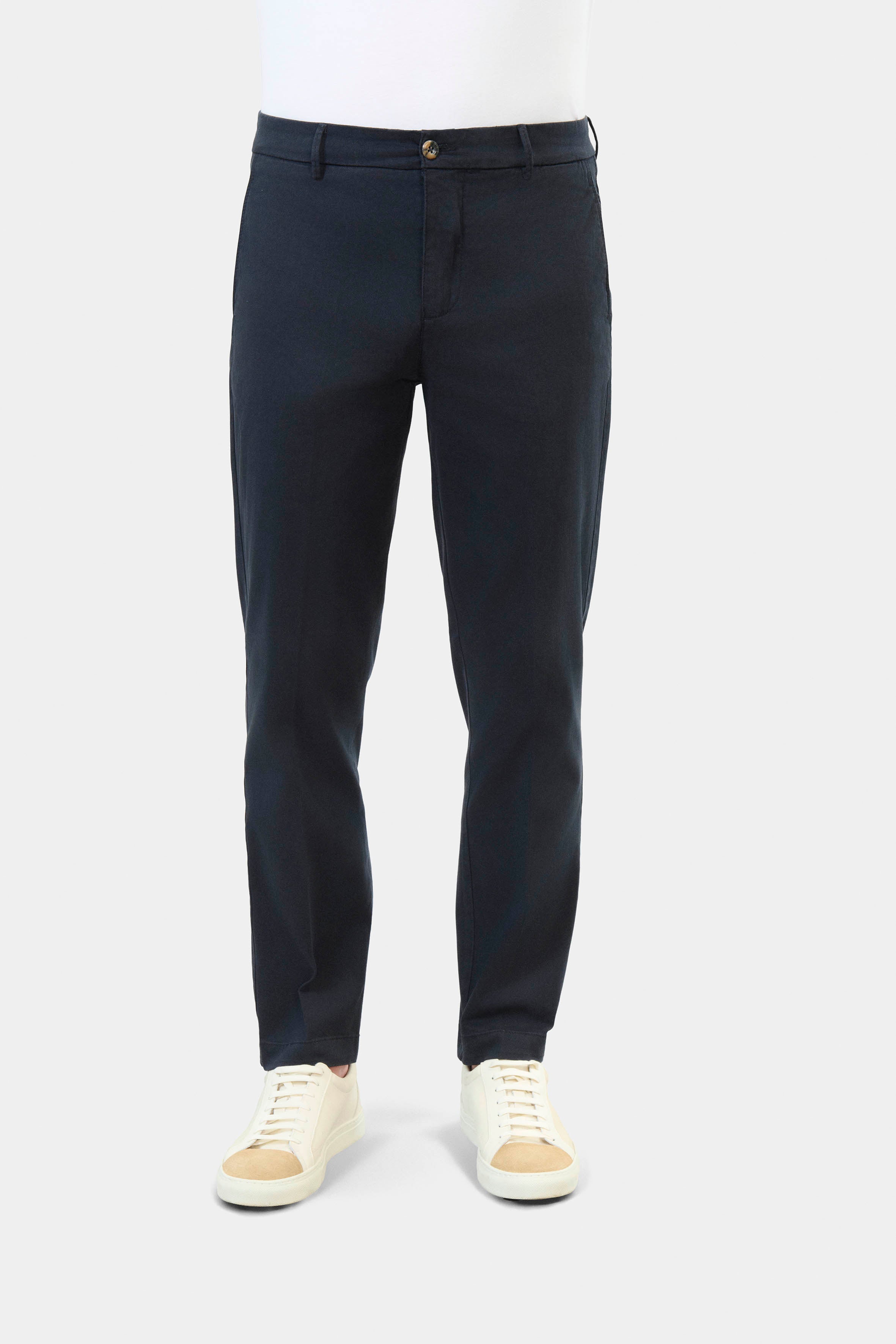 ligne jerem black 
 coupe droite et légèrement ajustée 
 piqué stretch bicolore texturé 
 hausse de ceinture stretch 
 fermeture éclair 
 poches italiennes surpiquées à l’ava...