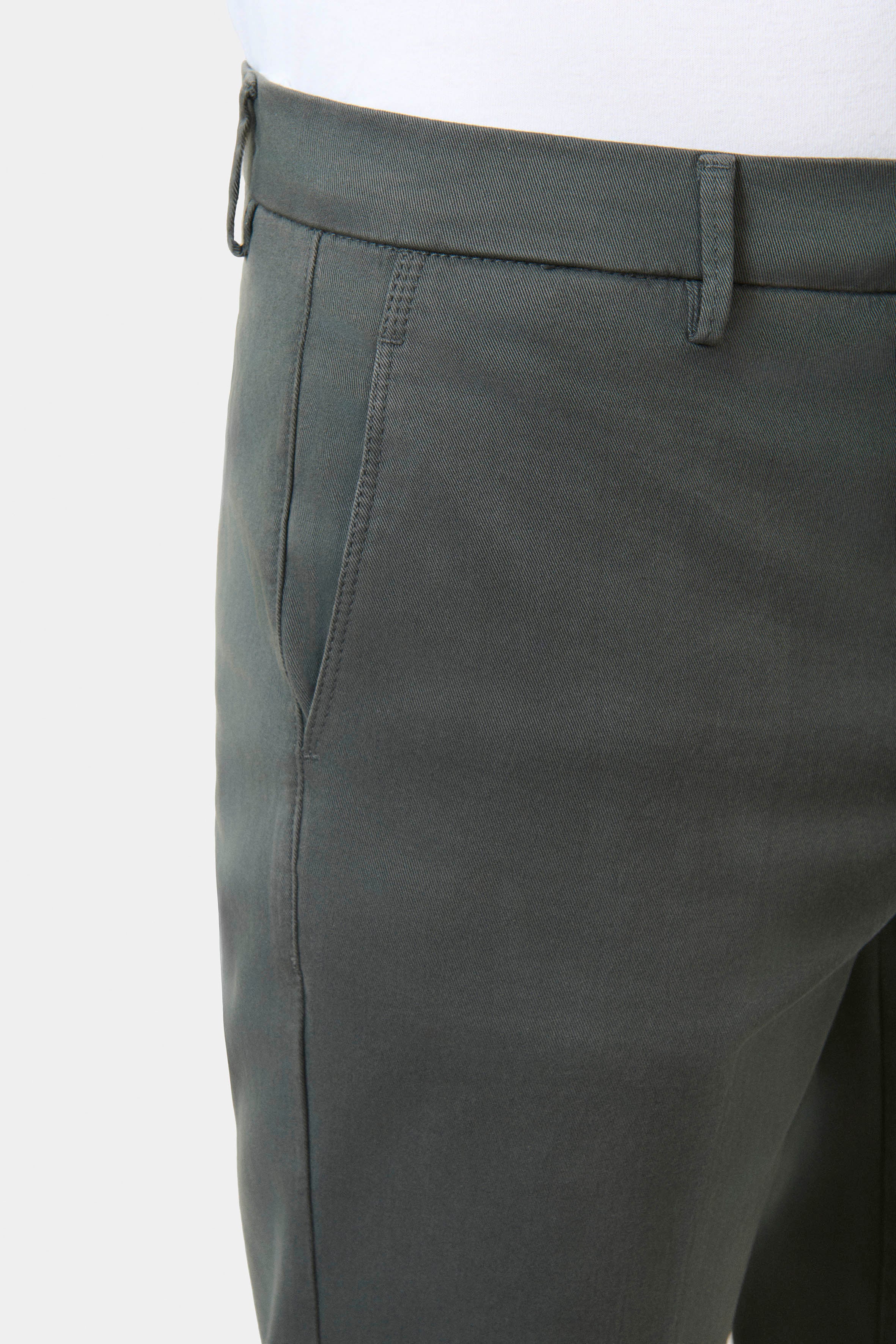 ligne jerem black 
 coupe droite et légèrement ajustée 
 piqué stretch bicolore texturé 
 hausse de ceinture stretch 
 fermeture éclair 
 poches italiennes surpiquées à l’ava...