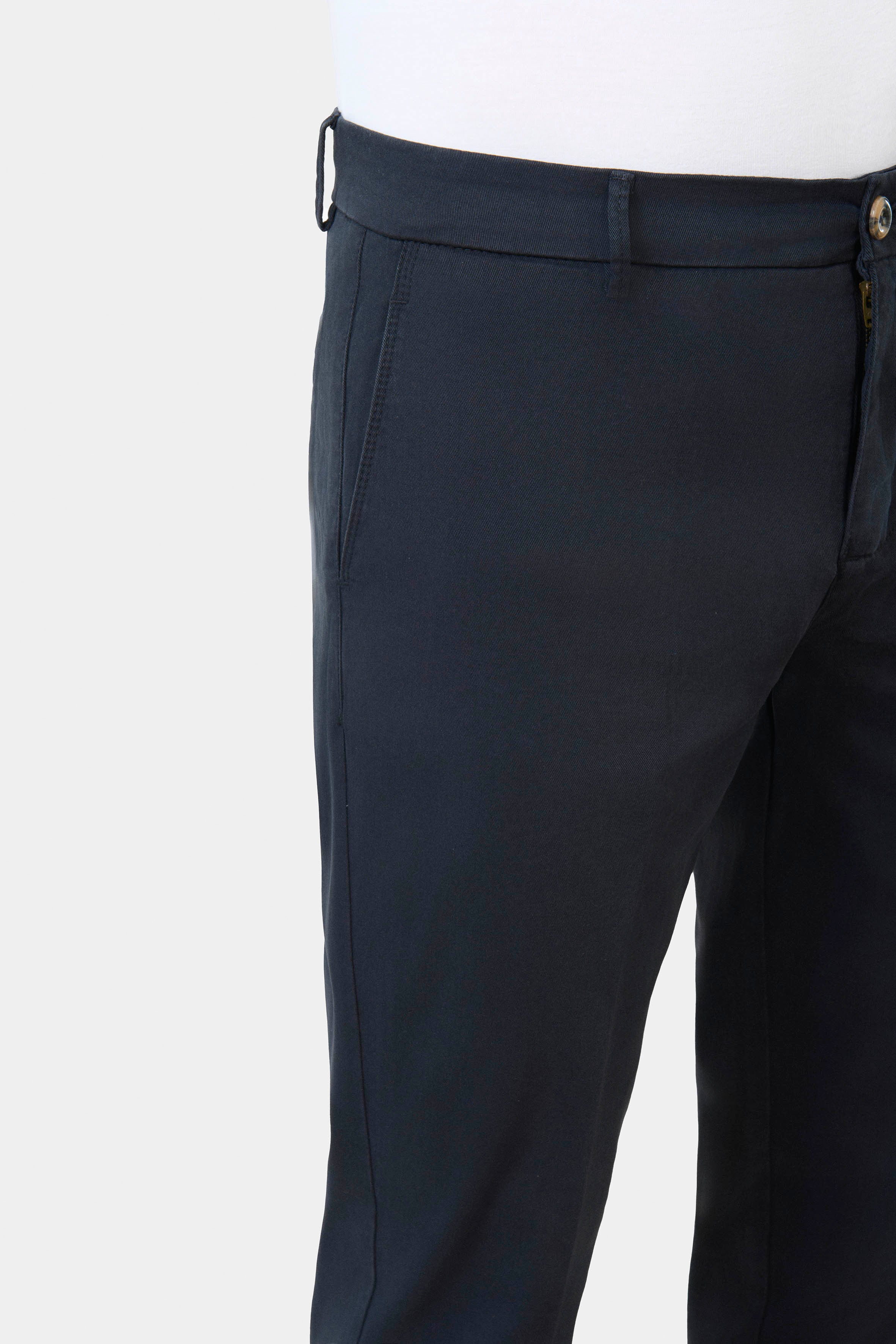 ligne jerem black 
 coupe droite et légèrement ajustée 
 piqué stretch bicolore texturé 
 hausse de ceinture stretch 
 fermeture éclair 
 poches italiennes surpiquées à l’ava...