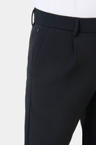 ligne activewear 
 coupe droite et légèrement ajustée 
 maille technique stretch pour un maximum de confort 
 taille élastiquée avec cordon de serrage 
 fermeture éclair 
 po...
