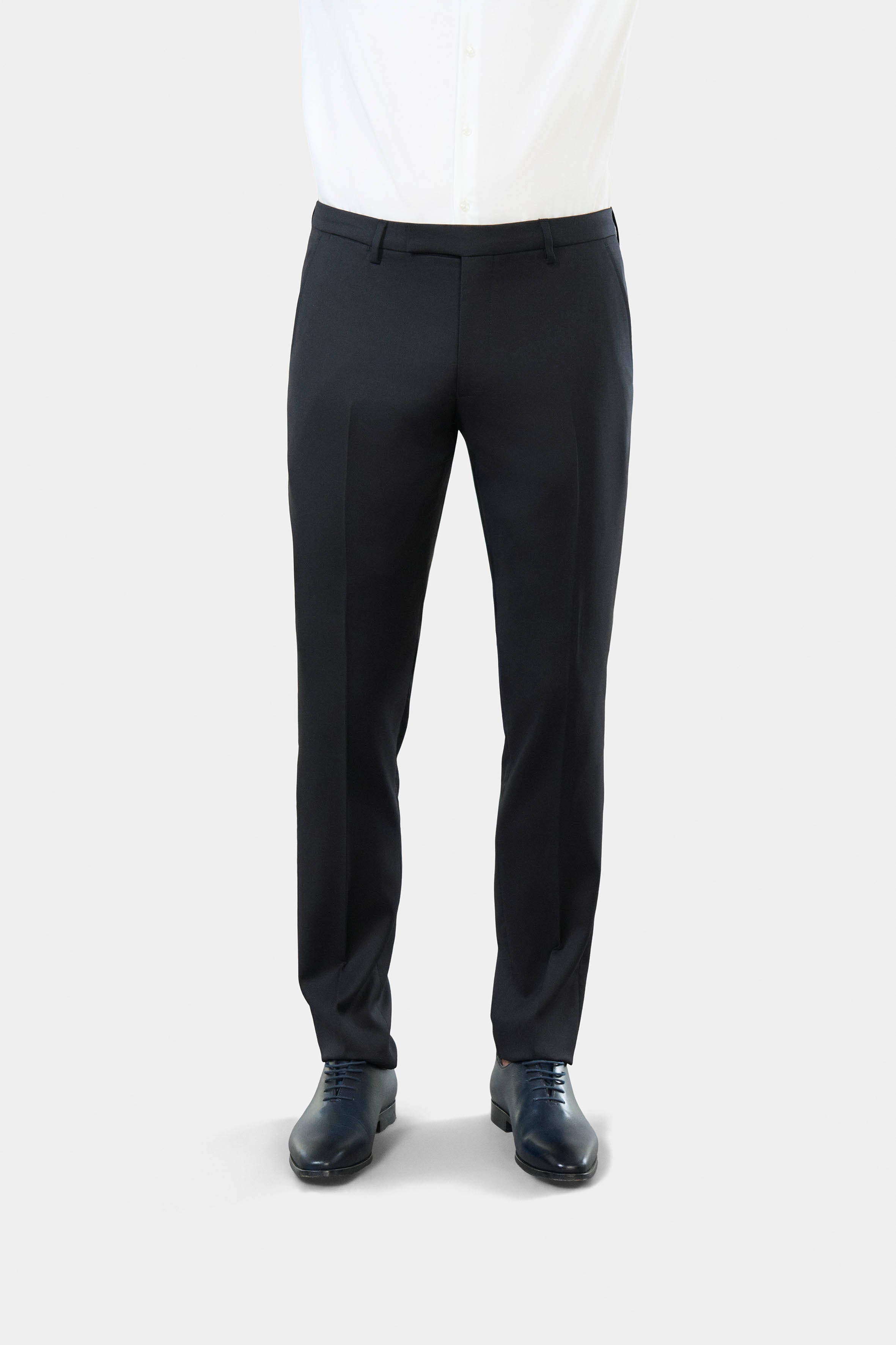 ligne toofashion 
 taille basse et ajustée pour un style moderne 
 le sergé de laine vierge finesse super 120’s à la finition ´ natural stretch ª assure un tombé et un confor...