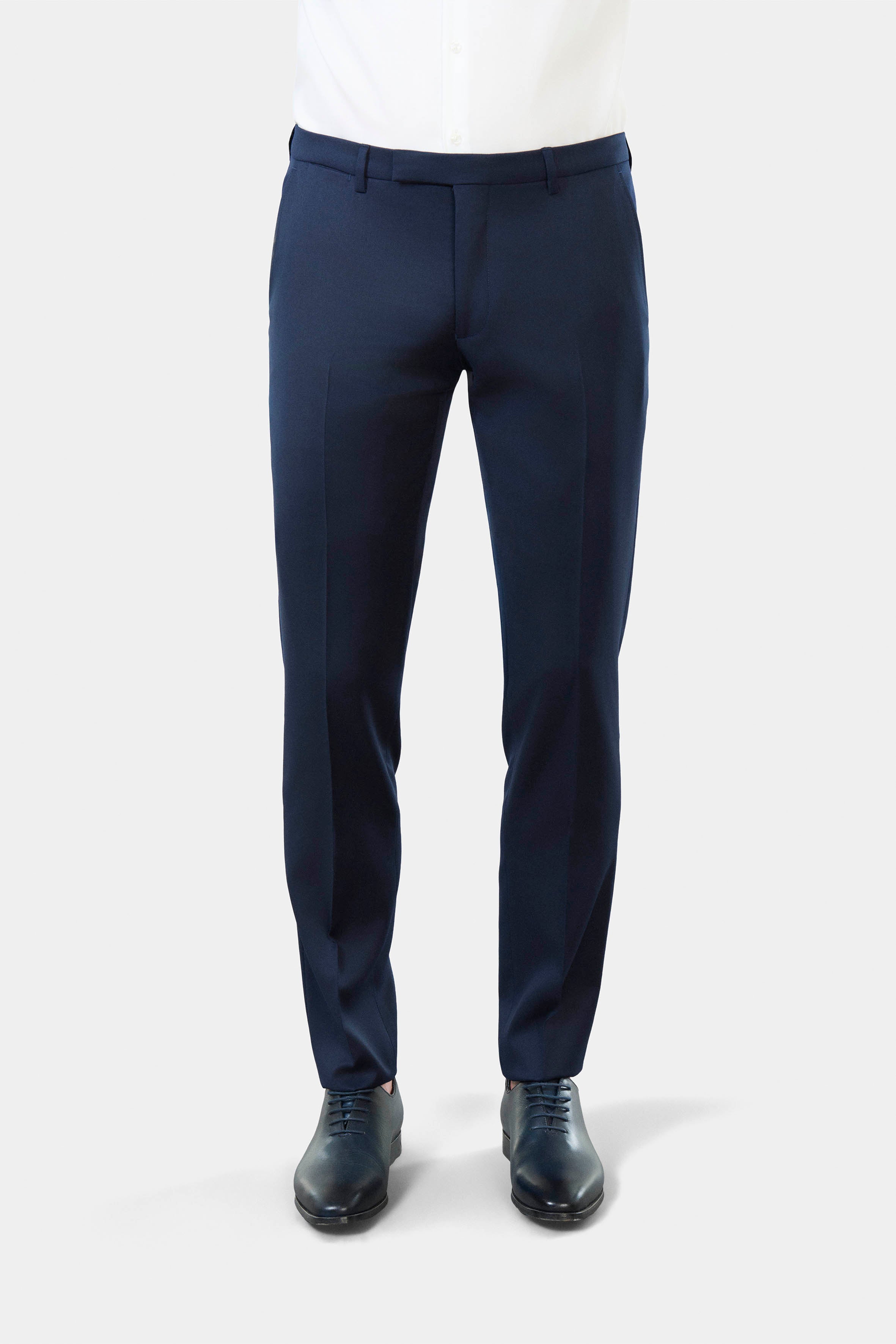 ligne toofashion 
 taille basse et ajustée pour un style moderne 
 le sergé de laine vierge finesse super 120’s à la finition ´ natural stretch ª assure un tombé et un confor...