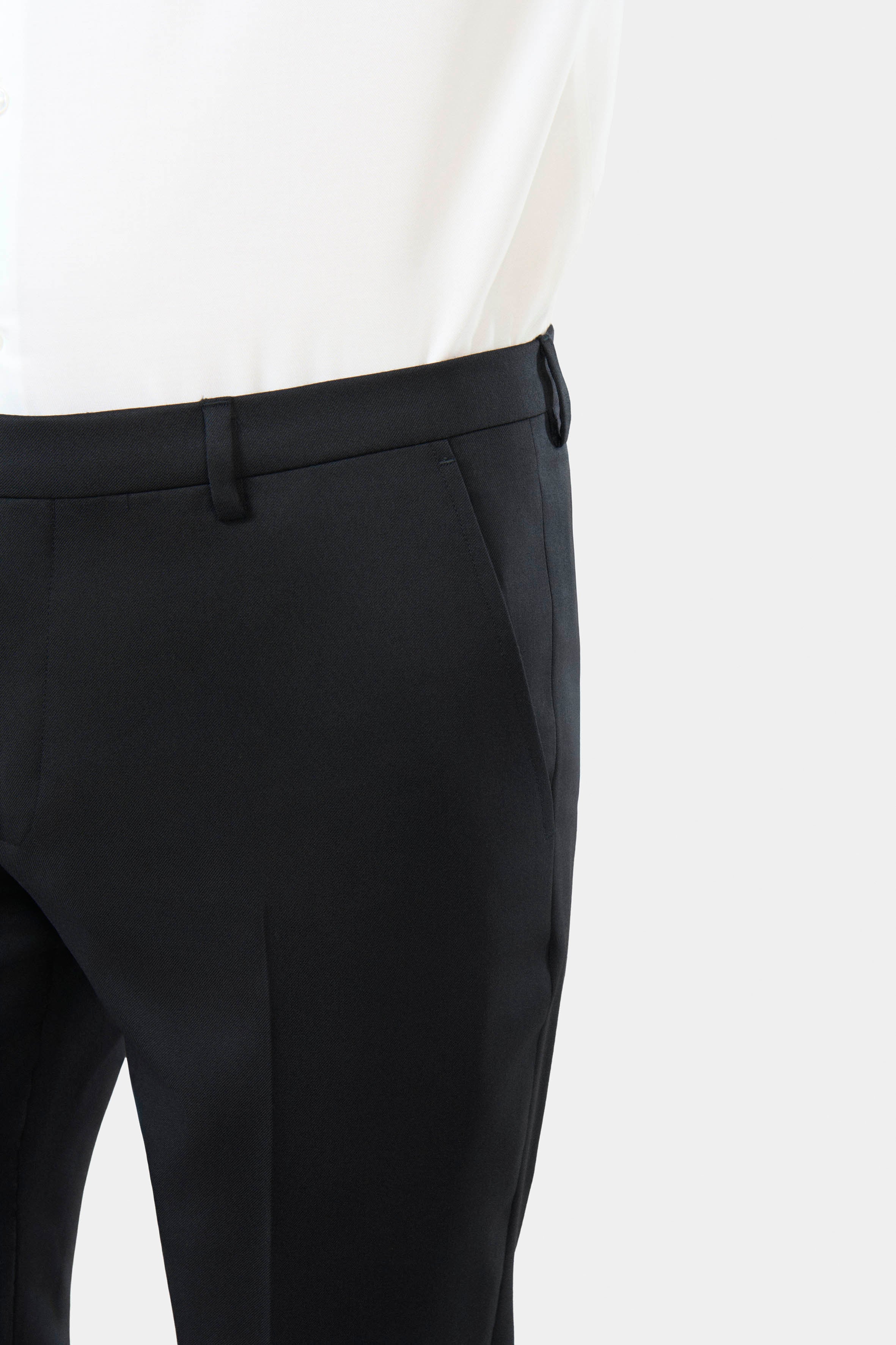 ligne toofashion 
 taille basse et ajustée pour un style moderne 
 le sergé de laine vierge finesse super 120’s à la finition ´ natural stretch ª assure un tombé et un confor...