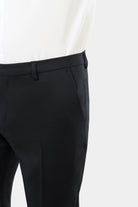 ligne toofashion 
 taille basse et ajustée pour un style moderne 
 le sergé de laine vierge finesse super 120’s à la finition ´ natural stretch ª assure un tombé et un confor...