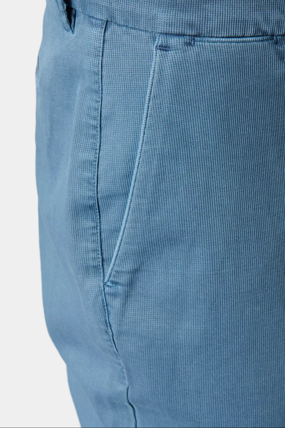 ligne jerem casual 
 coupe droite et légèrement ajustée à pince 
 sergé faux-uni de lin stretch mélangé 
 hausse de ceinture sartoriale stretch 
 pattes de serrage à boucle e...