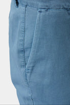 ligne jerem casual 
 coupe droite et légèrement ajustée à pince 
 sergé faux-uni de lin stretch mélangé 
 hausse de ceinture sartoriale stretch 
 pattes de serrage à boucle e...