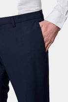 ligne toofashion 
 taille basse et ajustée pour un style moderne 
 sergé technique stretch alliant confort et respirabilité 
 hausse de ceinture sartoriale stretch 
 fermetur...