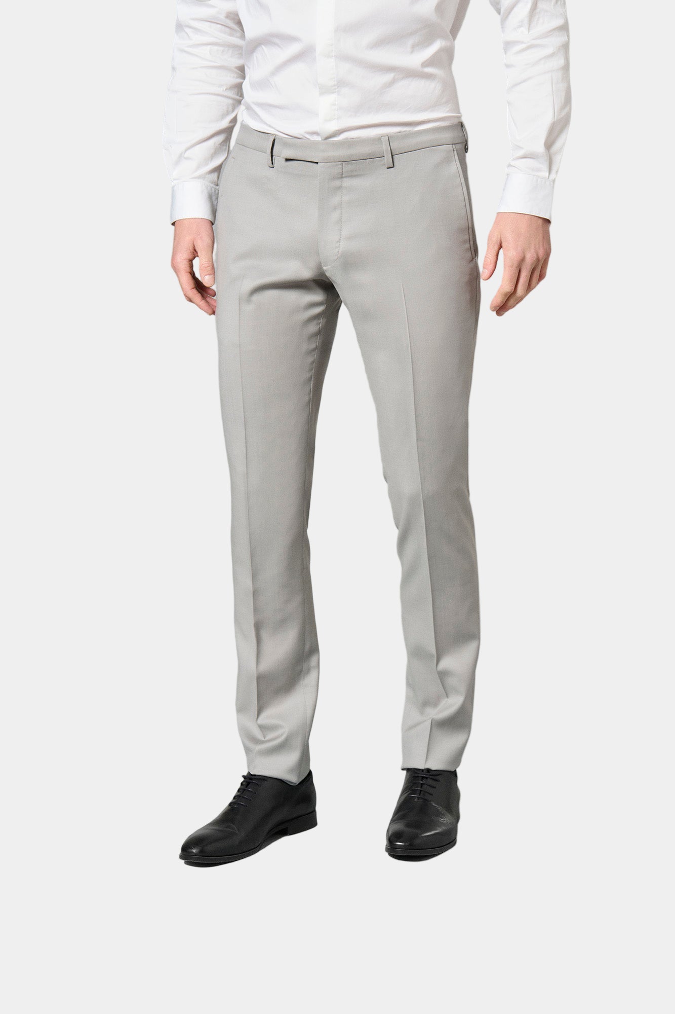 ligne toofashion 
 taille basse et ajustée pour un style moderne 
 le sergé de laine vierge finesse super 120’s à la finition ´ natural stretch ª assure un tombé et un confor...