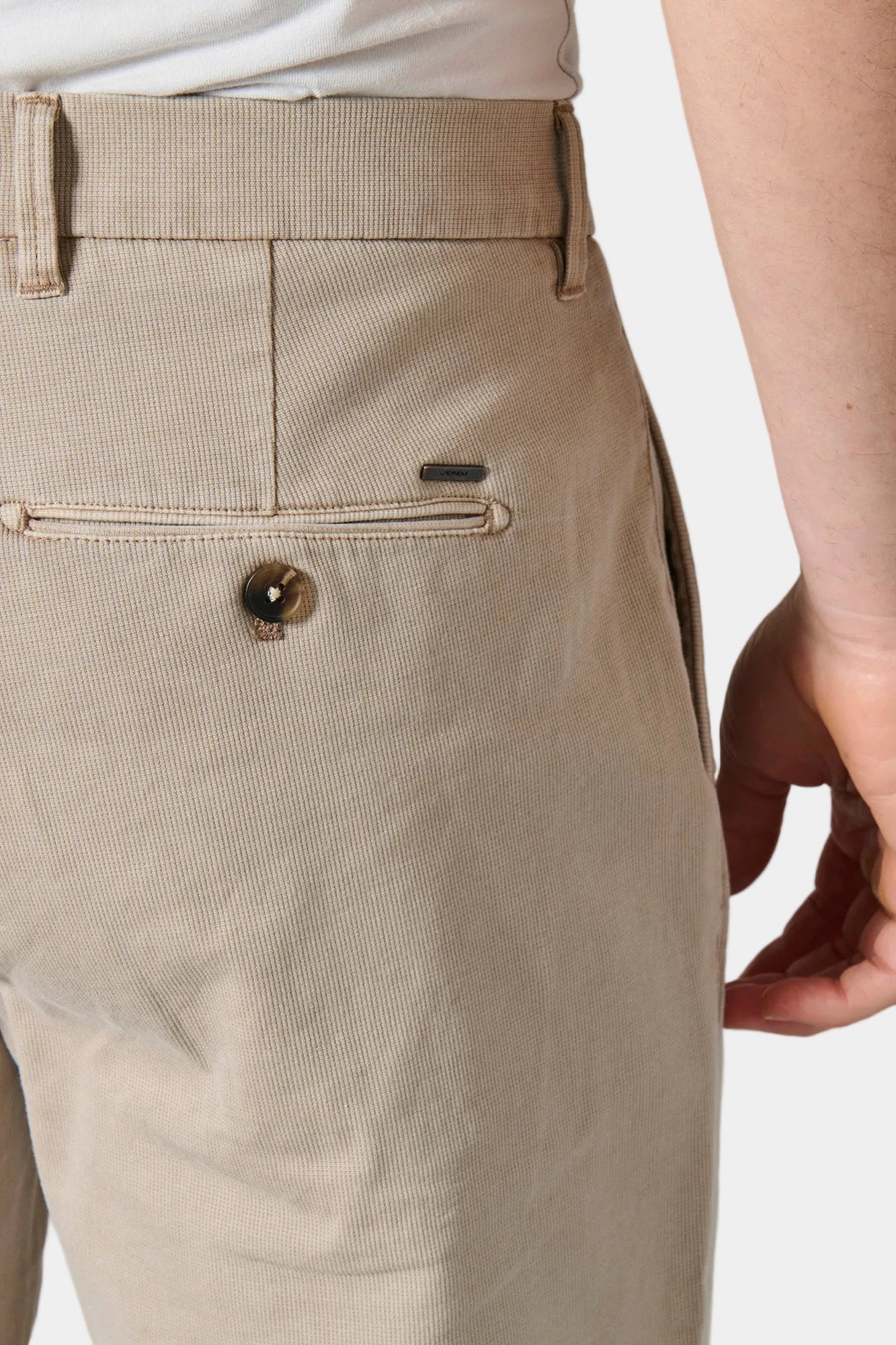 ligne jerem casual 
 coupe droite et légèrement ajustée à pince 
 sergé faux-uni de lin stretch mélangé 
 hausse de ceinture sartoriale stretch 
 pattes de serrage à boucle e...