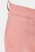 ligne jerem casual 
 coupe droite et légèrement ajustée à pince 
 sergé faux-uni de lin stretch mélangé 
 hausse de ceinture sartoriale stretch 
 pattes de serrage à boucle e...