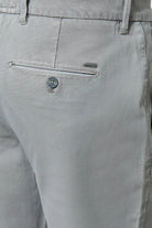 ligne jerem casual 
 coupe droite et légèrement ajustée à pince 
 sergé faux-uni de lin stretch mélangé 
 hausse de ceinture sartoriale stretch 
 pattes de serrage à boucle e...