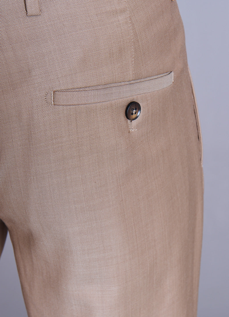 ligne toofashion 
 taille basse et ajustée pour un style moderne 
 fermeture à agrafes et zip 
 à l’avant poches italiennes accompagnées d’une poche ticket discrète, au dos d...