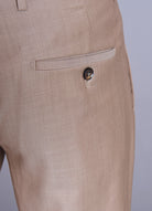 ligne toofashion 
 taille basse et ajustée pour un style moderne 
 fermeture à agrafes et zip 
 à l’avant poches italiennes accompagnées d’une poche ticket discrète, au dos d...