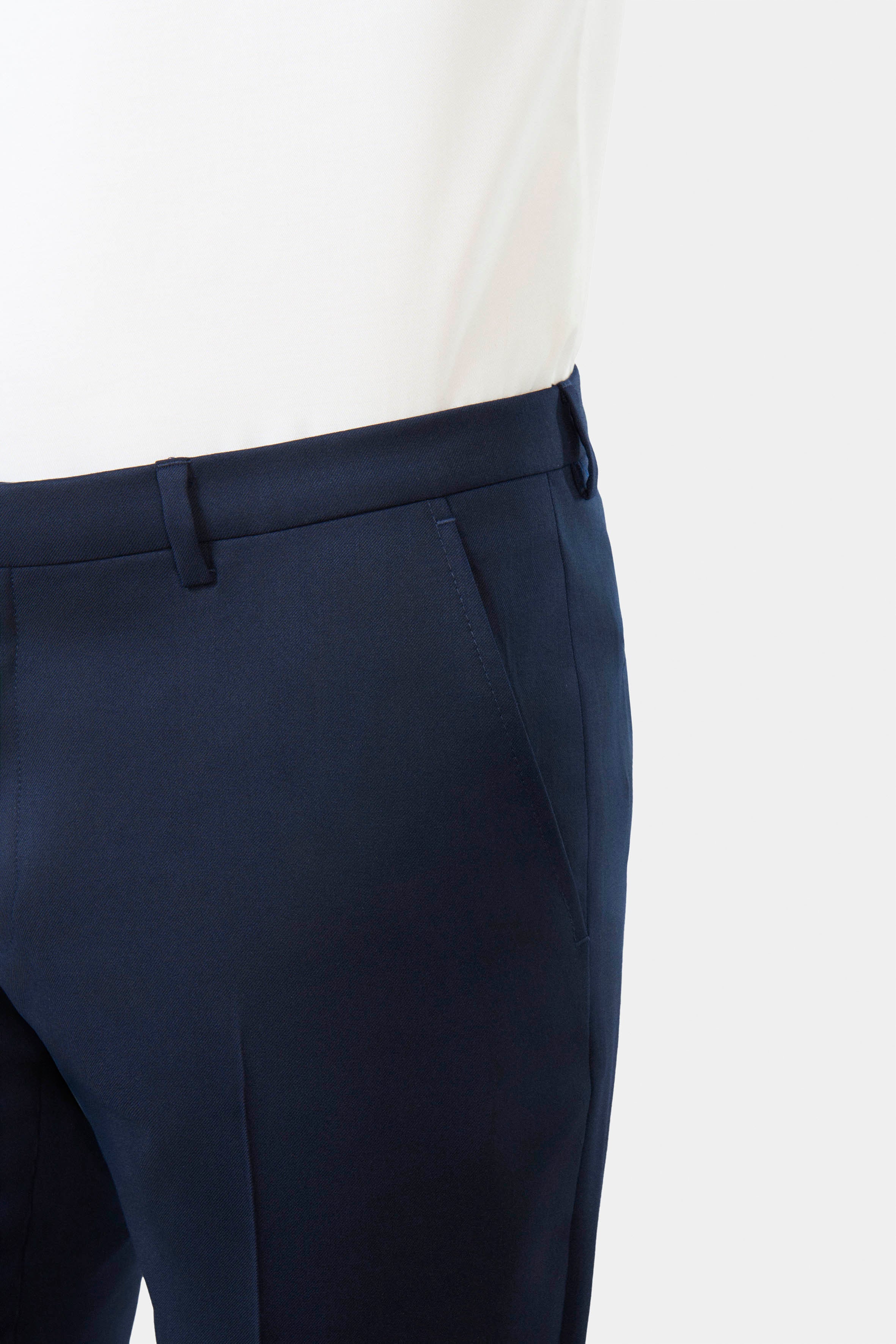 ligne toofashion 
 taille basse et ajustée pour un style moderne 
 le sergé de laine vierge finesse super 120’s à la finition ´ natural stretch ª assure un tombé et un confor...