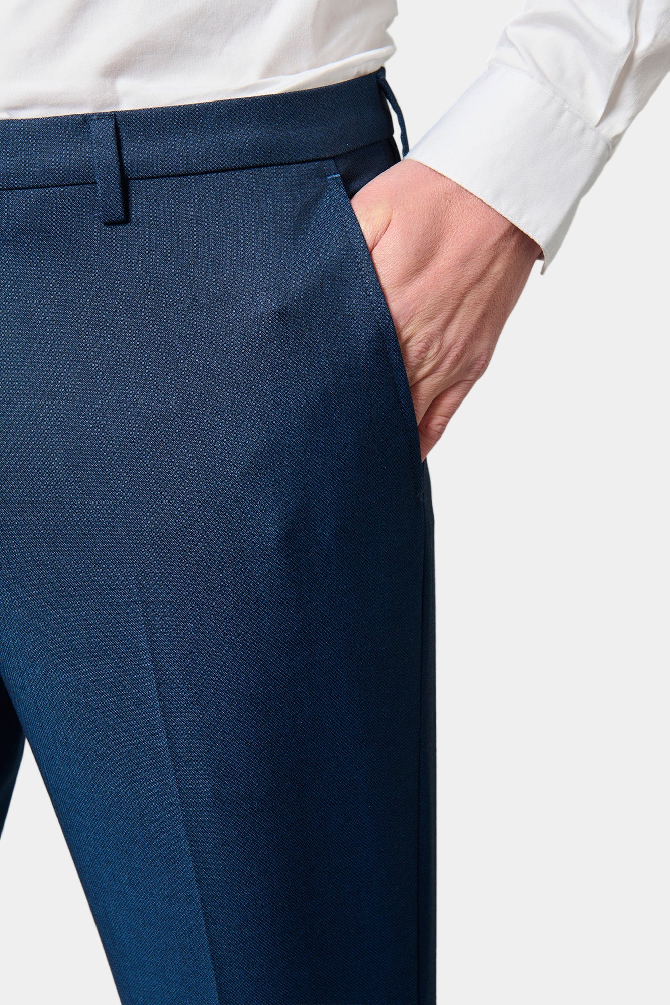 ligne toofashion 
 taille basse et ajustée pour un style moderne 
 tissu stretch à micro-motif discret 
 hausse de ceinture sartoriale stretch 
 fermeture avec zip et crochet...