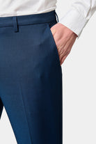 ligne toofashion 
 taille basse et ajustée pour un style moderne 
 tissu stretch à micro-motif discret 
 hausse de ceinture sartoriale stretch 
 fermeture avec zip et crochet...