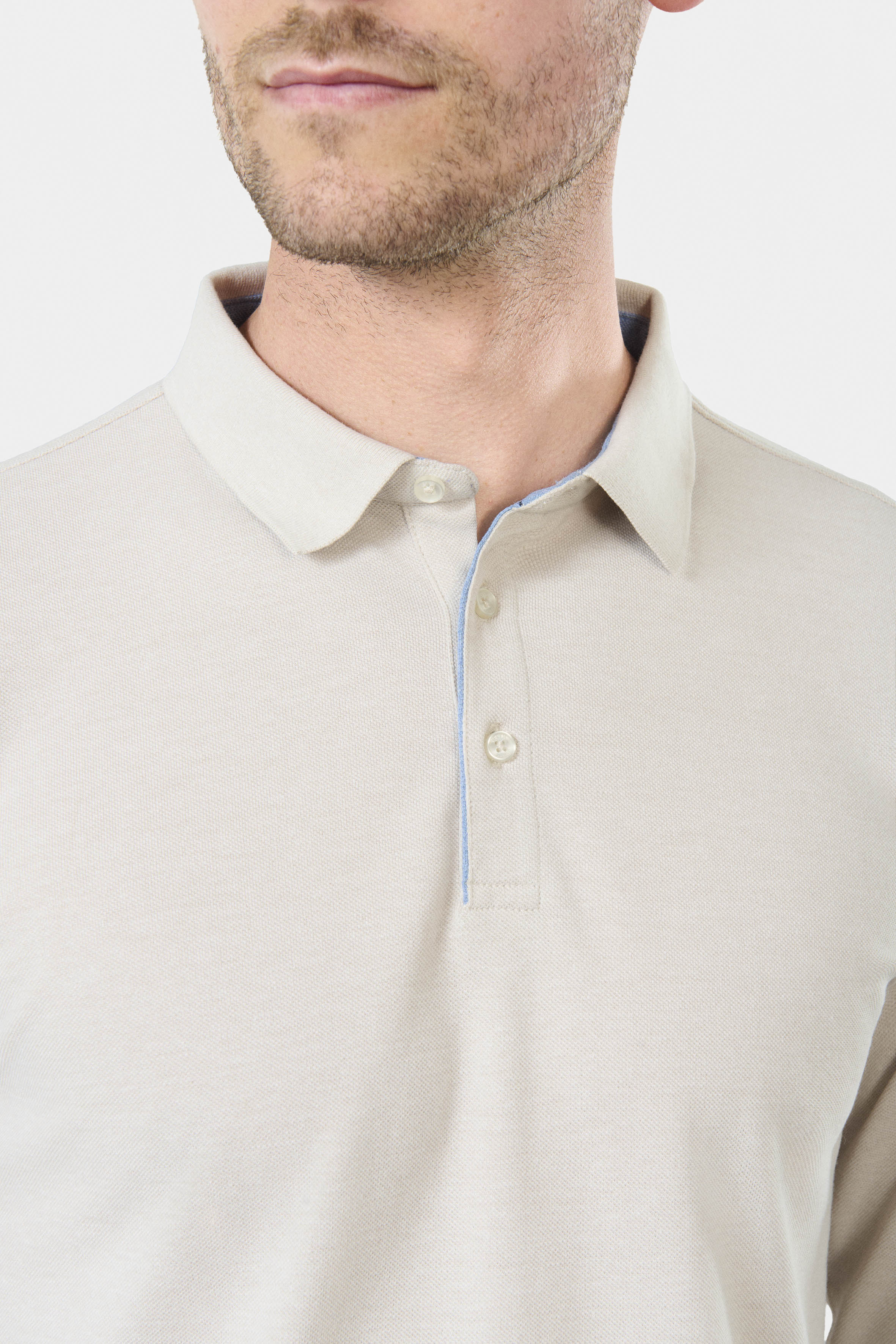 ligne jerem casual 
 col classique 
 fermeture à 3 boutons 
 ligne fine contrasté sur patte de boutonnage 
 manche longue 
 bas de manche en bord cùte 
 fente cùté contrasté