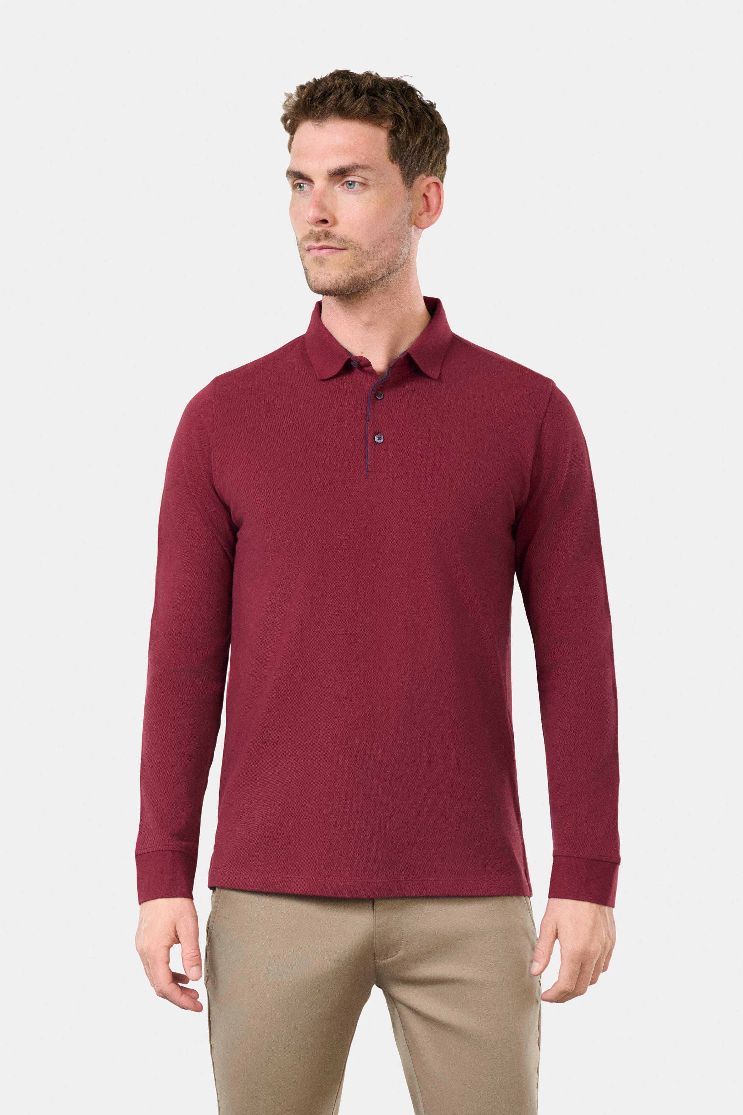 ligne jerem casual 
 col classique 
 fermeture à 3 boutons 
 ligne fine contrasté sur patte de boutonnage 
 manche longue 
 bas de manche en bord cùte 
 fente cùté contrasté