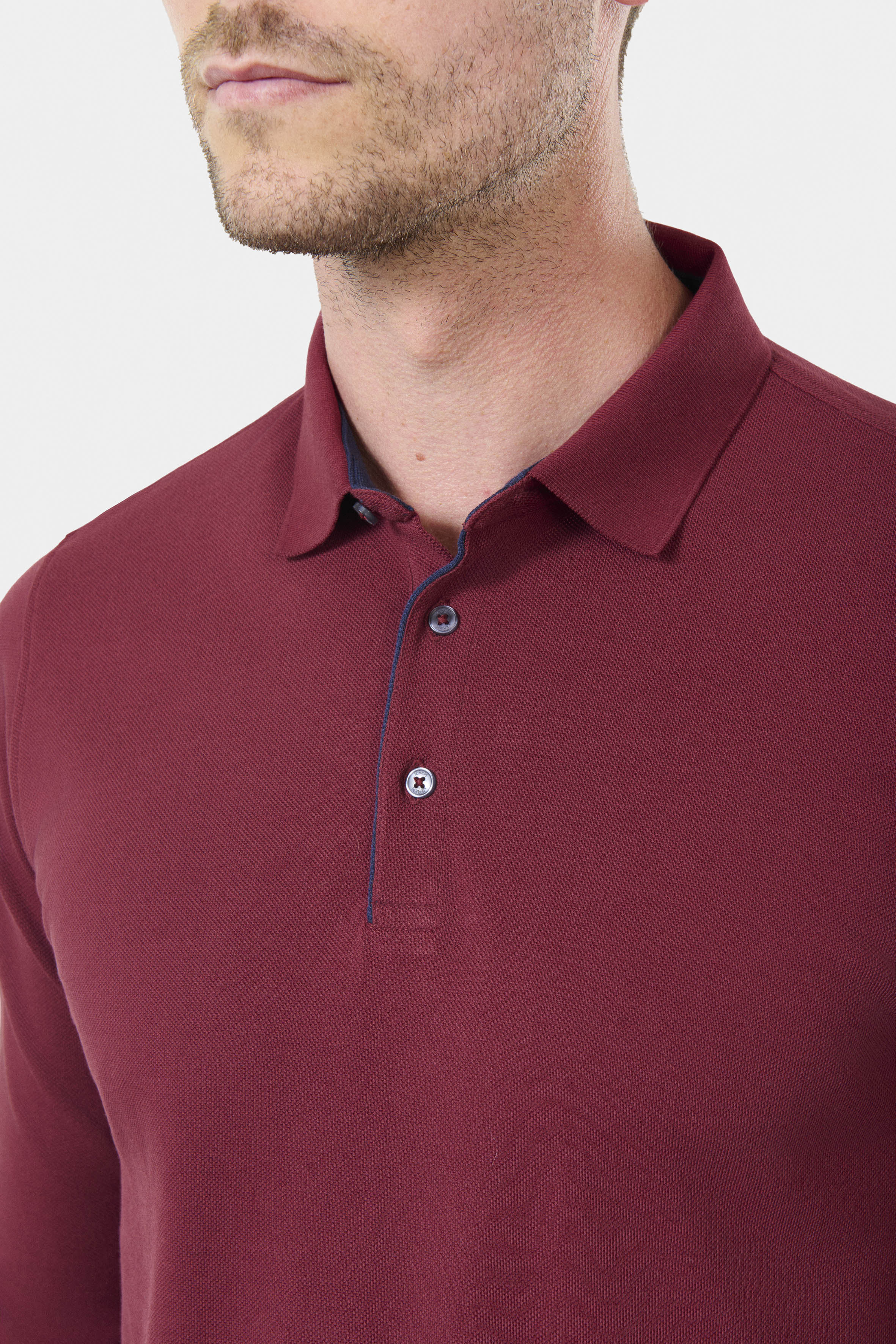 ligne jerem casual 
 col classique 
 fermeture à 3 boutons 
 ligne fine contrasté sur patte de boutonnage 
 manche longue 
 bas de manche en bord cùte 
 fente cùté contrasté