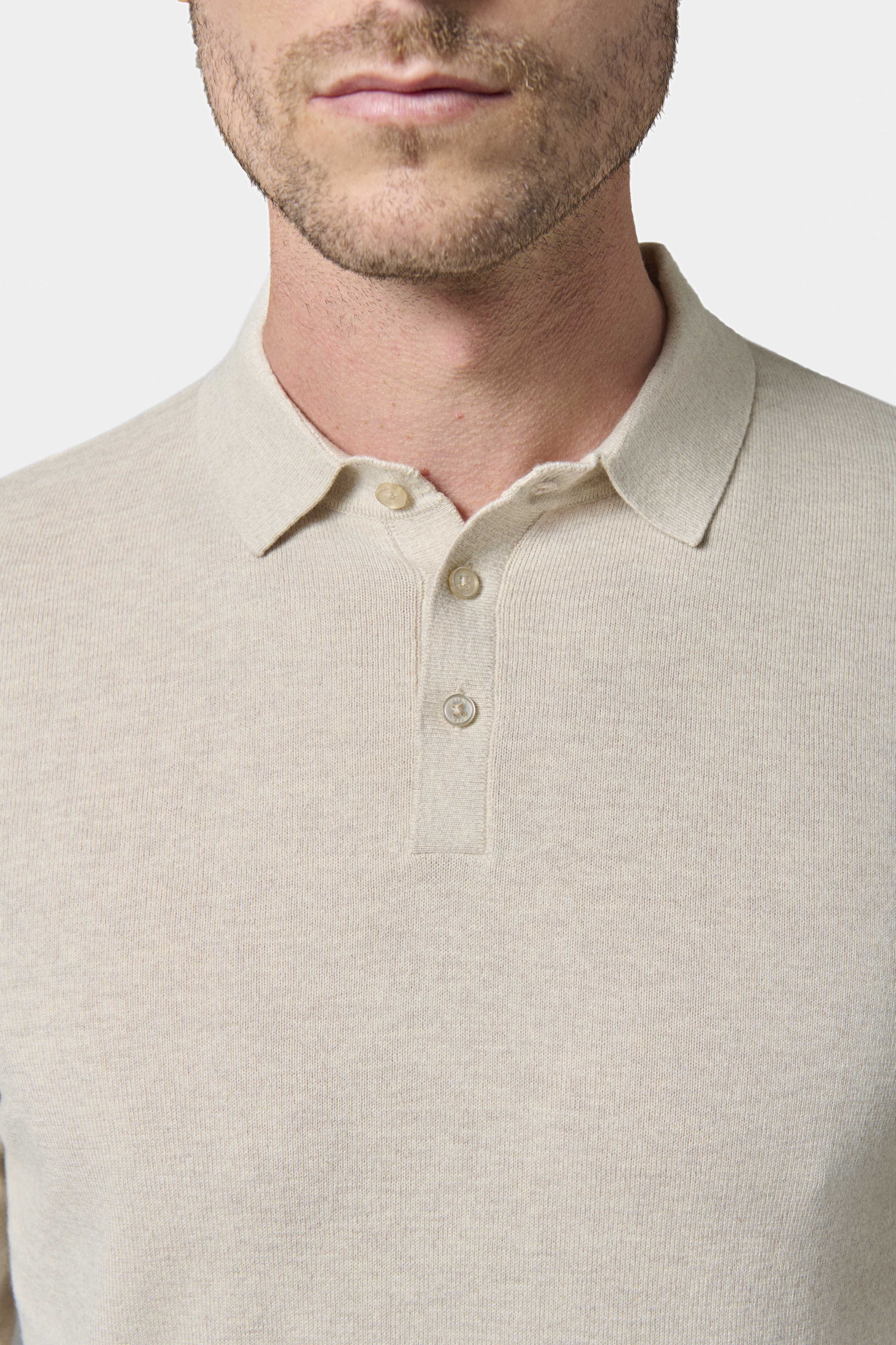 ligne jerem casual 
 coupe droite pour une silhouette élancée 
 maille jersey 288g/m² 
 col polo 
 fermeture à 3 boutons siglé toofashion 
 manches longues 
 bas du vêtement ...
