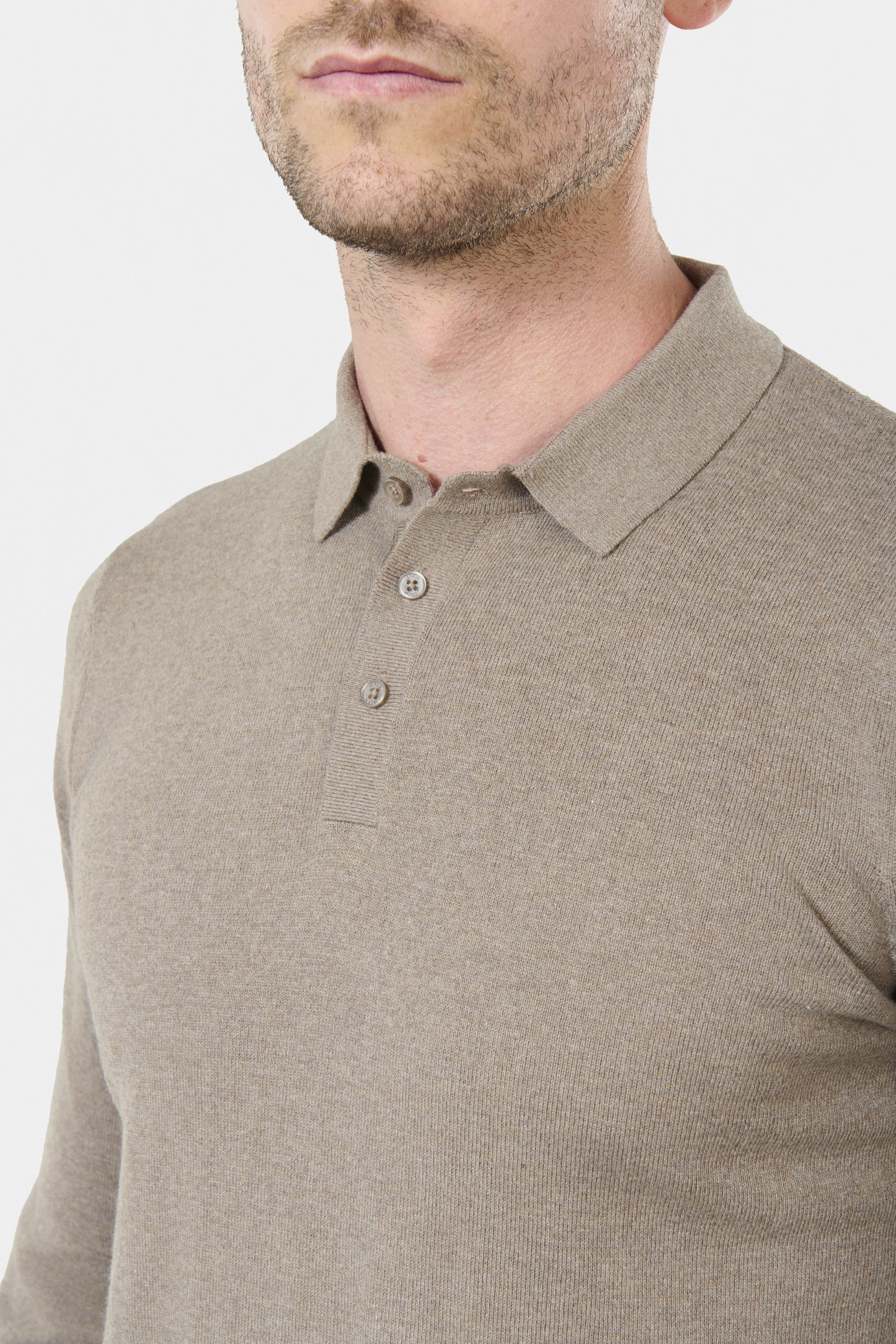 ligne jerem casual 
 coupe droite pour une silhouette élancée 
 maille jersey 288g/m² 
 col polo 
 fermeture à 3 boutons siglé toofashion 
 manches longues 
 bas du vêtement ...