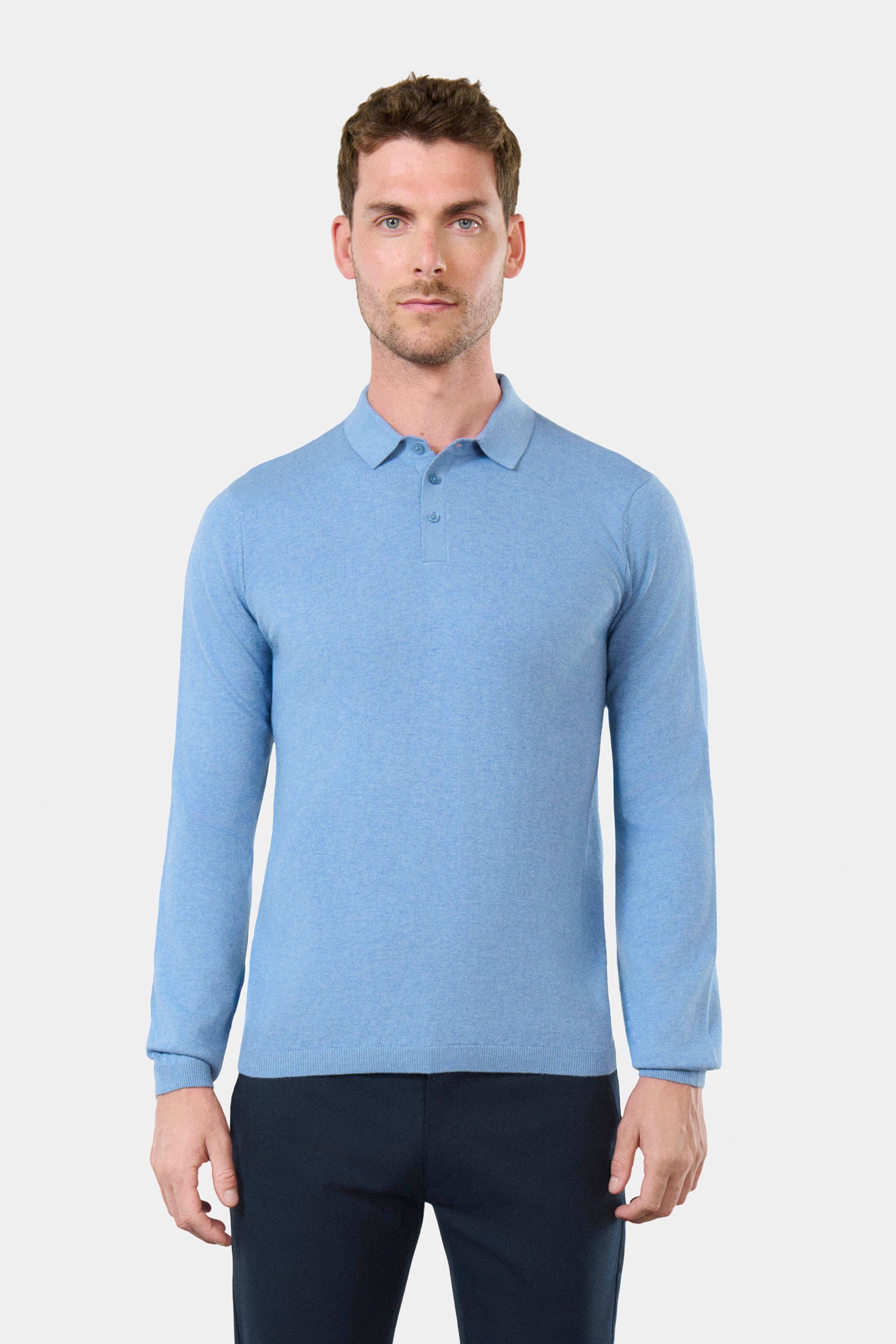 ligne jerem casual 
 coupe droite pour une silhouette élancée 
 maille jersey 288g/m² 
 col polo 
 fermeture à 3 boutons siglé toofashion 
 manches longues 
 bas du vêtement ...