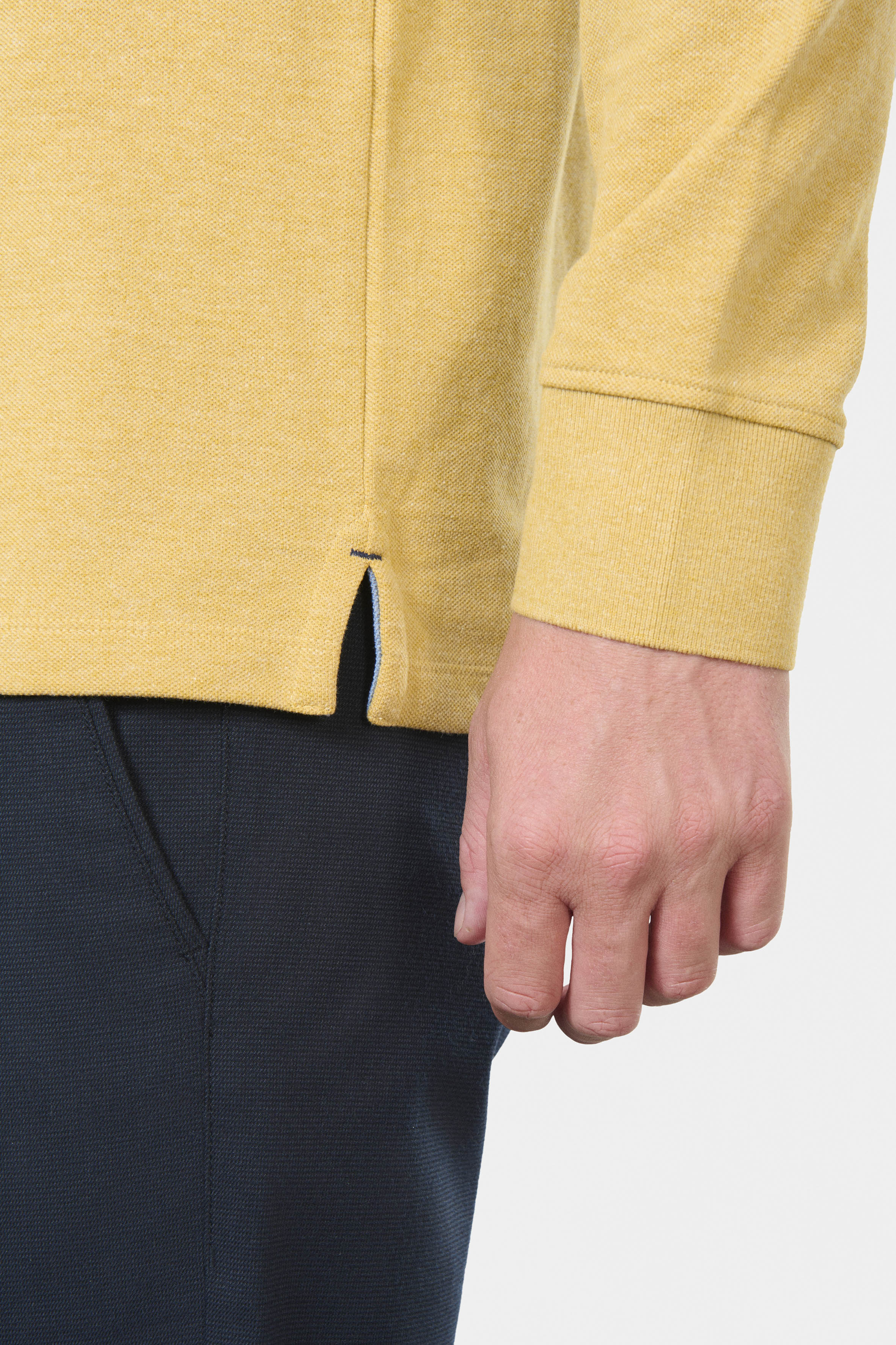 ligne jerem casual 
 col classique 
 fermeture à 3 boutons 
 ligne fine contrasté sur patte de boutonnage 
 manche longue 
 bas de manche en bord cùte 
 fente cùté contrasté