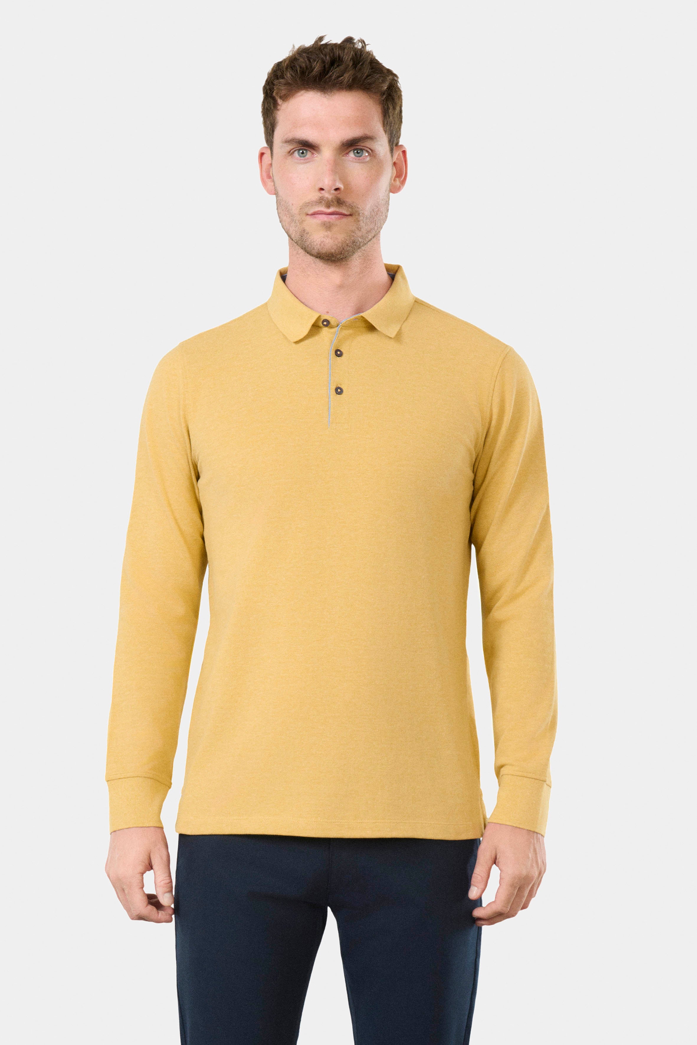 ligne jerem casual 
 col classique 
 fermeture à 3 boutons 
 ligne fine contrasté sur patte de boutonnage 
 manche longue 
 bas de manche en bord cùte 
 fente cùté contrasté