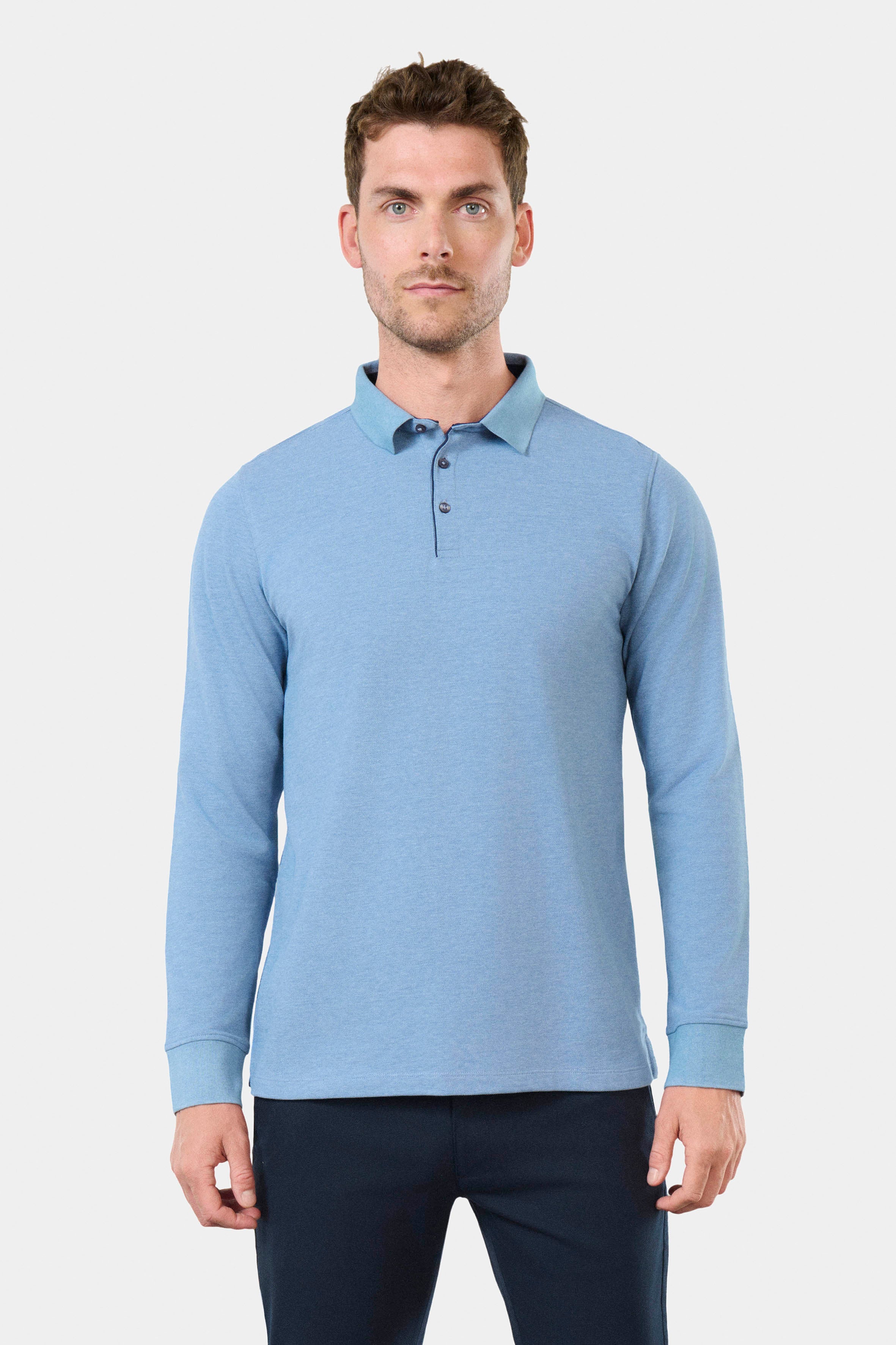 ligne jerem casual 
 col classique 
 fermeture à 3 boutons 
 ligne fine contrasté sur patte de boutonnage 
 manche longue 
 bas de manche en bord cùte 
 fente cùté contrasté