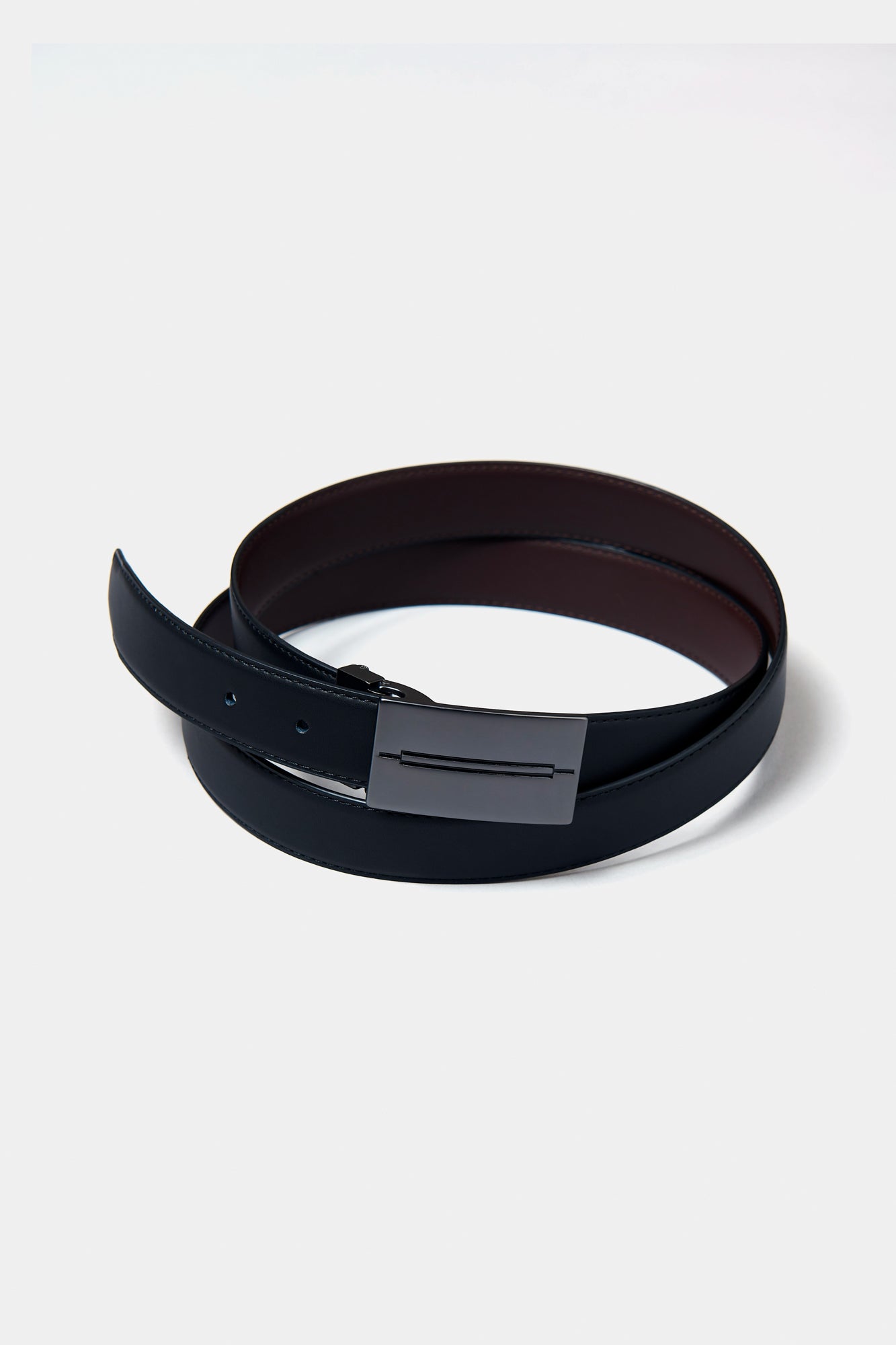 ligne jerem black   ceinture à 5 trous   plaque en métal finition gun métal   longueur ajustable grâce à sa boucle amovible