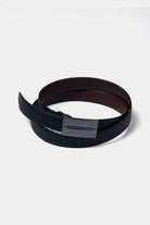 ligne jerem black   ceinture à 5 trous   plaque en métal finition gun métal   longueur ajustable grâce à sa boucle amovible