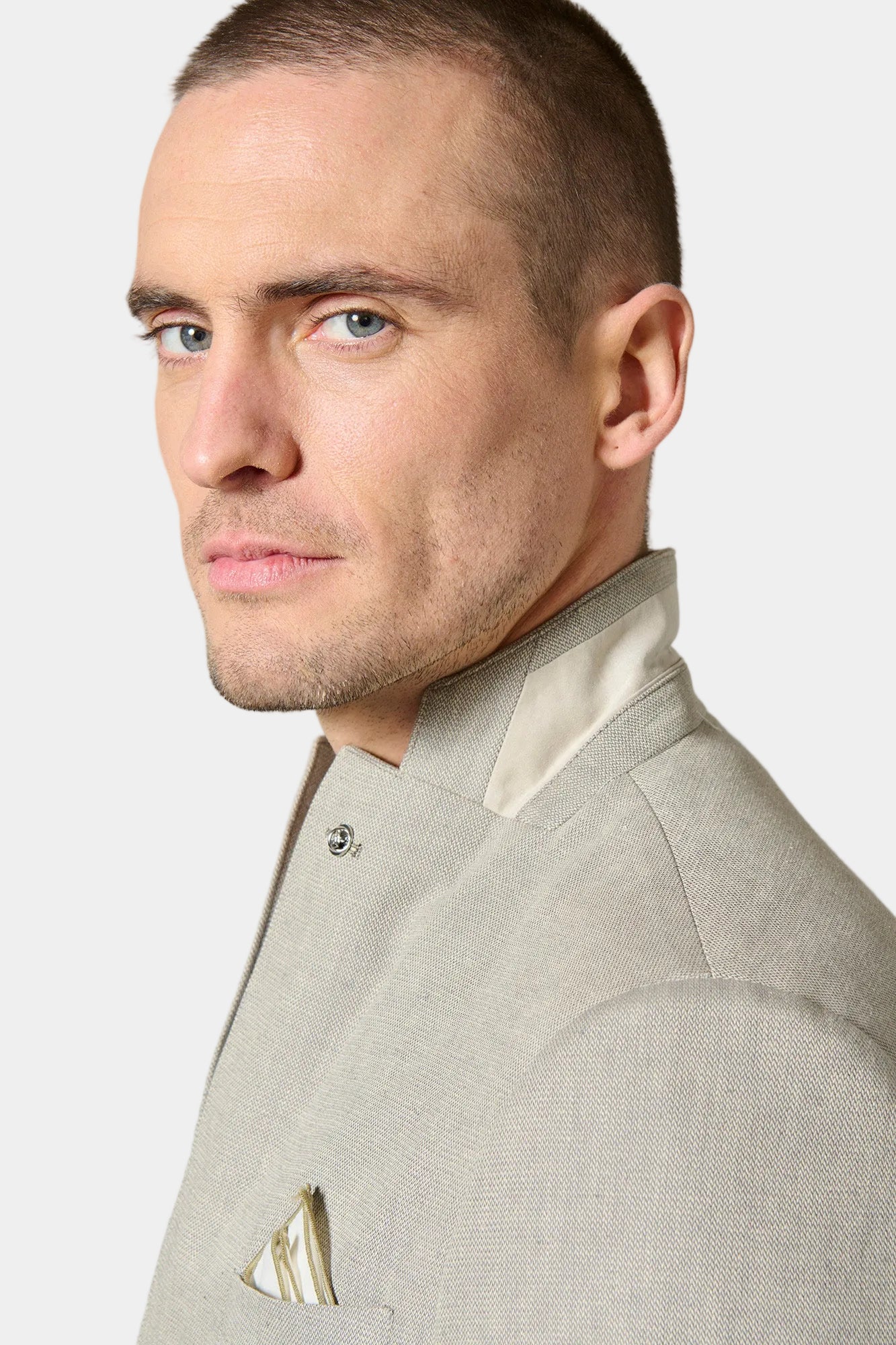 ligne jerem casual 
 coupe droite pour une silhouette élancée 
 ce tissu natté stretch est respirant et moins sujet au froissement 
 col cranté à pin’s 
 simple boutonnage 
 ...