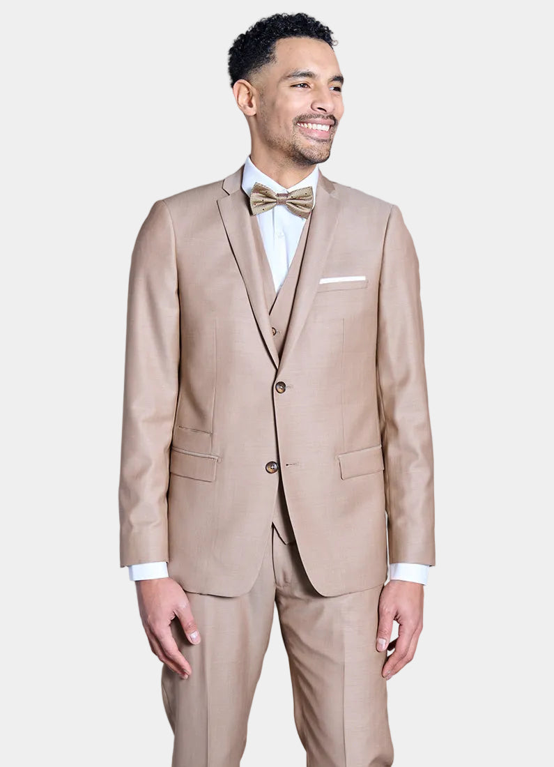 ligne toofashion 
 coupe ajustée pour un style moderne 
 revers en pointe et boutonnage simple 
 poches à rabat ornées d’une poche ticket discrète 
 les boutons de poignet se...