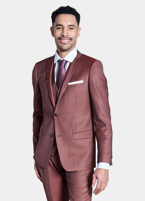 ligne toofashion 
 coupe ajustée pour un style moderne 
 revers en pointe et boutonnage simple 
 poches à rabat ornées d’une poche ticket discrète 
 les boutons de poignet se...