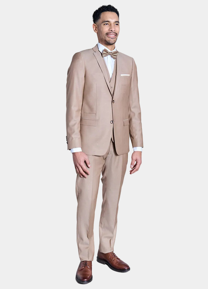 ligne toofashion 
 coupe ajustée pour un style moderne 
 revers en pointe et boutonnage simple 
 poches à rabat ornées d’une poche ticket discrète 
 les boutons de poignet se...