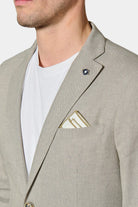 ligne jerem casual 
 coupe droite pour une silhouette élancée 
 ce tissu natté stretch est respirant et moins sujet au froissement 
 col cranté à pin’s 
 simple boutonnage 
 ...