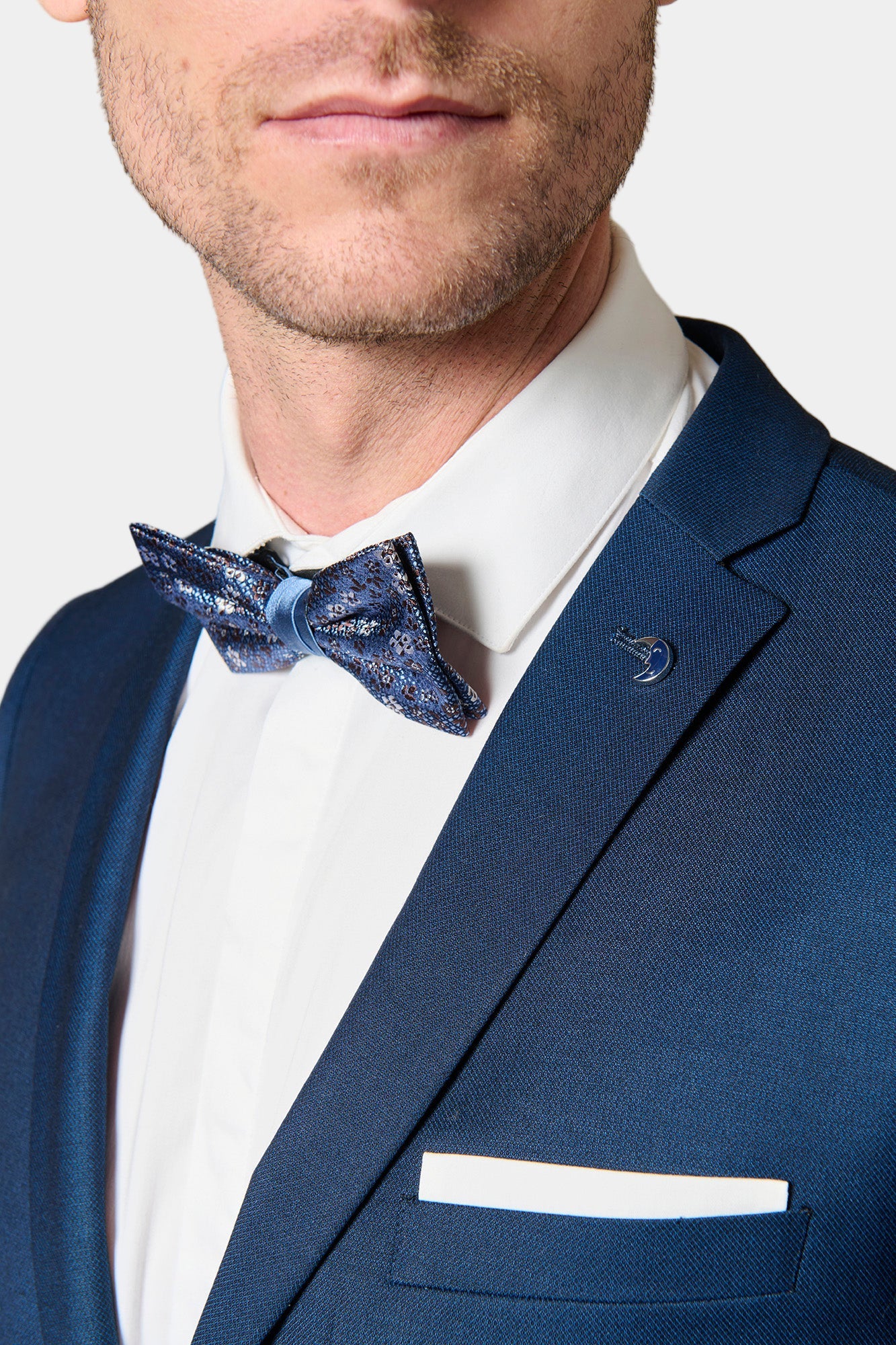 ligne toofashion 
 coupe ajustée pour un style moderne 
 tissu stretch à micro-motif discret 
 col cranté à boutonnière 
 simple boutonnage 
 poche poitrine 
 poches à rabat ...