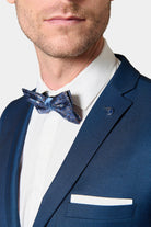 ligne toofashion 
 coupe ajustée pour un style moderne 
 tissu stretch à micro-motif discret 
 col cranté à boutonnière 
 simple boutonnage 
 poche poitrine 
 poches à rabat ...